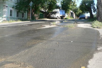 В 1-м переулке в Ростове третий раз за лето прорвало трубу