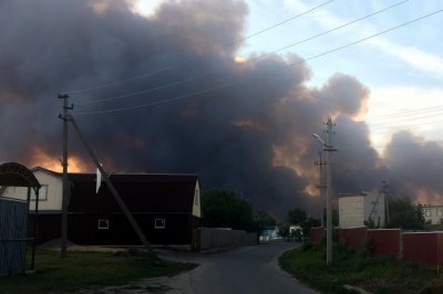 Более 750 человек тушат пожар в Усть-Донецком районе