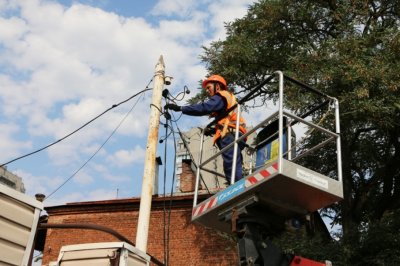 Электрики восстановили подачу света в уцелевшие при пожаре дома в центре Ростова