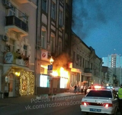 В центре Ростова загорелся фасад банка