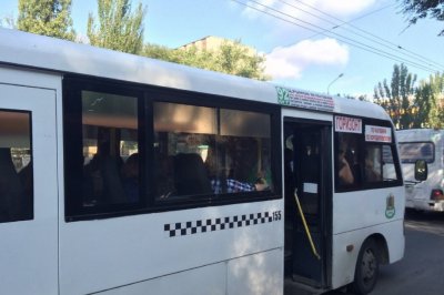 В Ростове добрый водитель маршрутки раздает конфеты пассажирам