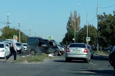 В Ростове протараненный джипом микроавтобус снес забор