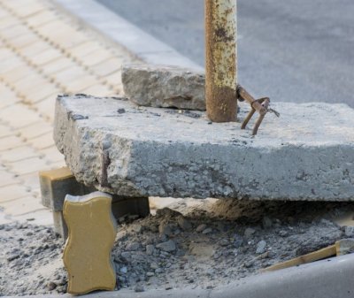 Дорожный знак на Ворошиловском мосту рабочие подперли плиткой