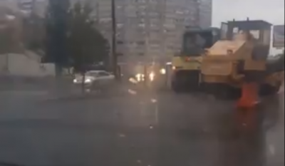 В Западном районе Ростова дорожники укладывали асфальт в дождь