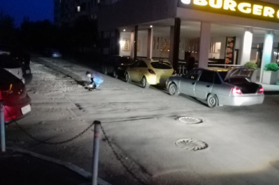 Очевидцы: житель Ростова уже год засыпает щебнем дорожные ямы на Таганрогской