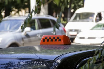 В Ростовской области у водителя такси клиенты забрали машину