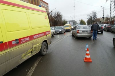В центре Ростова водитель «Хендай-Акцент» протаранил машину реанимации с тяжелым пациентом