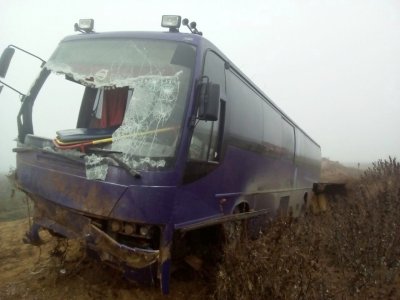 Автобус из Ростова вылетел в кювет и перевернулся в Астраханской области: трое пострадали