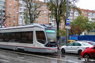 Пассажирский автобус столкнулся с трамваем в центре Ростова