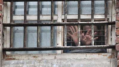 Одного из обвиняемых, порезавших себе руки в Мосгорсуде, поместили в карцер