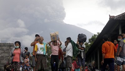 Сотни туристов застряли на Бали из-за извержения вулкана