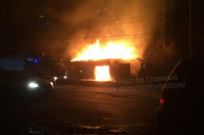 В Ростове на Западном горит автосервис