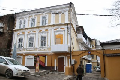 «Разрушили фасад, крышу и выбили стекла»: ростовчане пожаловались на капремонт, разрушивший их дом