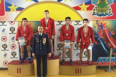 Подростки из Ростова взяли бронзу в армавирском турнире по самбо