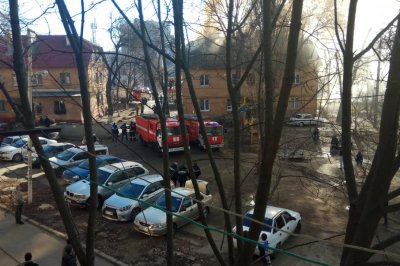 Из-за пожара в трехэтажном доме в Ростове эвакуировали 40 человек