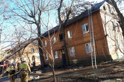 В Ростове на Раздорской загорелся трехэтажный дом