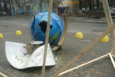 В Ростове сломали арт-объект «Глобус» на площади Дружинников