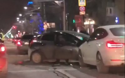 Водитель Mercedes спровоцировал массовое ДТП в центре Ростова: пострадали четыре человека
