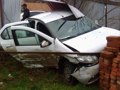 Заглянул на огонек: в Ростове водитель Renault, снеся забор, влетел во двор частного дома