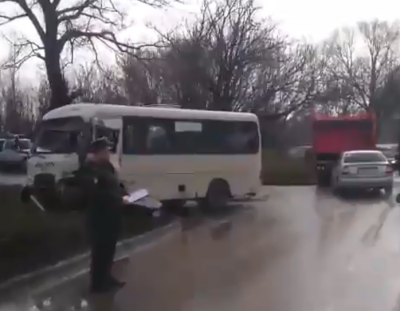 В столкновении КАМАЗа и ростовской маршрутки пострадали четыре человека