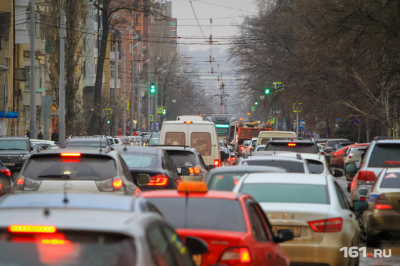 Ростов-на-Дону встал в многокилометровые пробки из-за десятка аварий