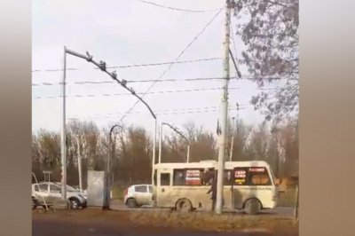 Нашли выход: в Ростове пассажиры маршрутки выбирались из салона через окно