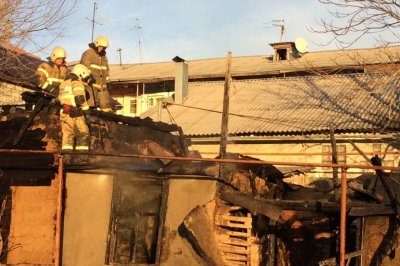 В центре Ростова, недалеко от Театрального спуска, полыхает пожар