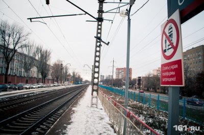 Попал под поезд: в Ростове громкая музыка в наушниках стала причиной гибели 19-летнего парня