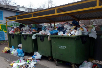 Ростовчанин пожаловался на коммунальщиков, которые с нового года ни разу не вывезли мусор возле его дома