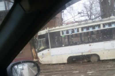 В Ростове трамвай сошел с рельсов и врезался в дерево