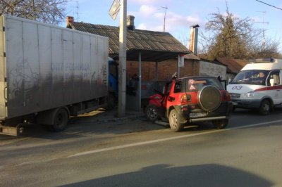 В Ростове после ДТП две иномарки влетели в остановку