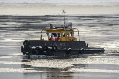 Житель Белокалитвинского района провалился под лед и утонул
