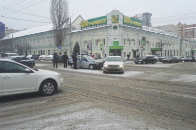 В центре Ростова автомобиль Росгвардии протаранил иномарку