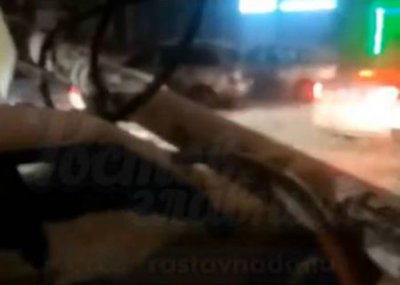 В центре Ростова водитель грузовика снес столб