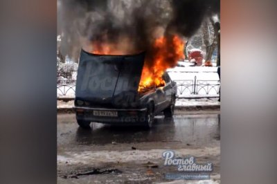 В Ростове на полном ходу загорелась иномарка