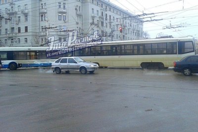 В Ростове столкнулись трамвай и автобус
