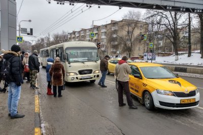 В Ростове водитель такси врезался в стоящую на остановке маршрутку