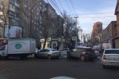 На пересечении Текучева и Доломановского столкнулись три автомобиля