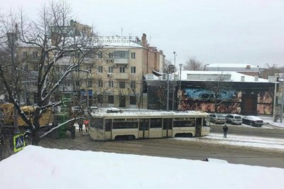 В центре Ростова трамвай сошел с рельсов