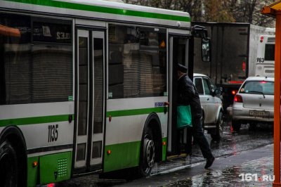 Пассажиры в шоке: в ростовском автобусе во время движения вылетели стекла