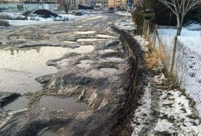 Ростовчане пожаловались на отсутствие фонарей и тротуара к детскому саду на Вертолетном поле