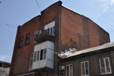 Общественник назвал «чертями на веревках» строителей, уничтоживших фасад исторического здания в Ростове