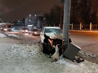 В Ростове на Театральной столкнулись Mercedes и Hyundai Accent: есть пострадавшие