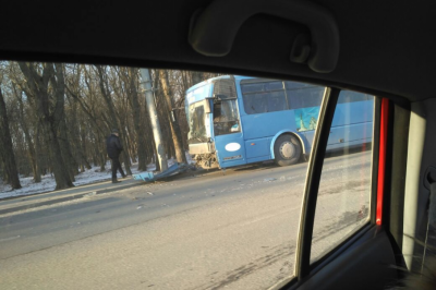 В Ростове на Шолохова пассажирский автобус врезался в столб