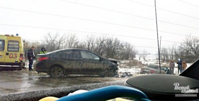 В столкновении двух Hyundai на ростовской трассе пострадала женщина