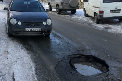 Снег сошел, ямы остались: в центре Ростова на дороге образовался провал
