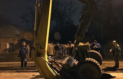 В Таганроге во время ремонтных работ экскаватор провалился в огромную яму