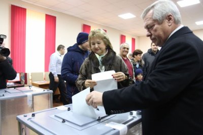 Губернатор Ростовской области Василий Голубев проголосовал вместе с супругой