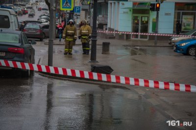 В центре Ростова выставили оцепление из-за брошенной возле «зебры» коробки