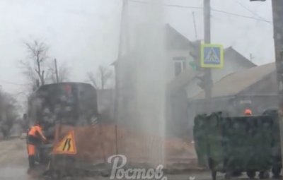 В Ростове из-за прорыва трубы забил коммунальный фонтан